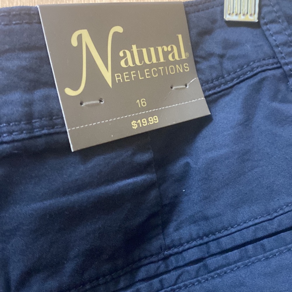 Women’s Knee Length Shorts with pockets! - Picture 4 of 5